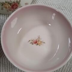 薔薇デザイン食器の画像