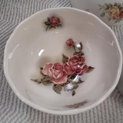 薔薇デザイン食器の画像