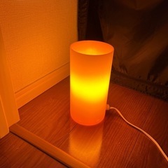 オレンジ色に光る照明