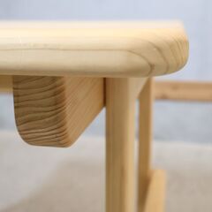 ヒノキ、杉無垢家具の専門メーカーhinoki craft(ヒノキクラフト)のキッズデスクです。リビングにも置ける小さなサイズのミニテーブル。高さ調整可能でお子様の遊ぶスペースや勉強机に◎🎵の画像