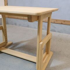 ヒノキ、杉無垢家具の専門メーカーhinoki craft(ヒノキクラフト)のキッズデスクです。リビングにも置ける小さなサイズのミニテーブル。高さ調整可能でお子様の遊ぶスペースや勉強机に◎🎵の画像