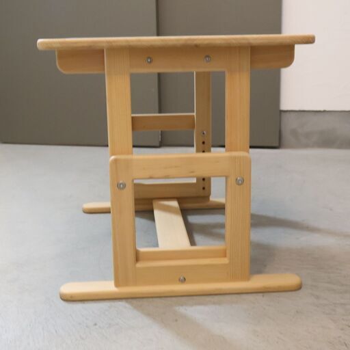 ヒノキ、杉無垢家具の専門メーカーhinoki craft(ヒノキクラフト)のキッズデスクです。リビングにも置ける小さなサイズのミニテー