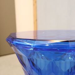 イタリアのデザイナーズ家具ブランドKARTELL(カルテル)のSTONE(ストーン)スツールです。砂時計を思わせるシンプルなフォルムの丸椅子。スツールとしてだけでなく、サイドテーブルとしても♪の画像