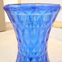 イタリアのデザイナーズ家具ブランドKARTELL(カルテル)のSTONE(ストーン)スツールです。砂時計を思わせるシンプルなフォルムの丸椅子。スツールとしてだけでなく、サイドテーブルとしても♪の画像