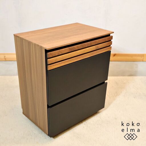 dinos(ディノス)のAlus style(アルススタイル)のアルススタイル チェストです。ウォールナット無垢材と黒革調の組み合わせが空間をシックな雰囲気に。モダンなインテリアに◎♪/シギヤマ