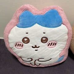 ハチワレ、うさぎのダイカットクッションの画像