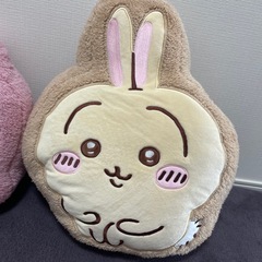 ハチワレ、うさぎのダイカットクッションの画像