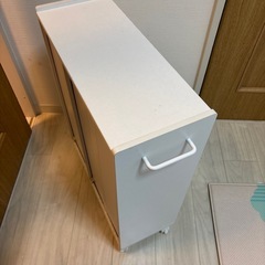 キャスター付き　本棚の画像