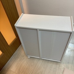 キャスター付き　本棚の画像
