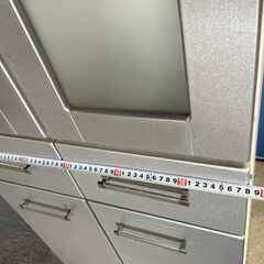 【格安】食器棚 シルバー 両開き ガラス扉 多収納 早い者勝ち 引取歓迎 配送OKの画像