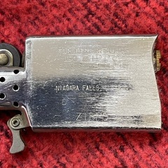 カナダ国章デザイン　Zippo（ジッポー）ライター　ケース付き
の画像
