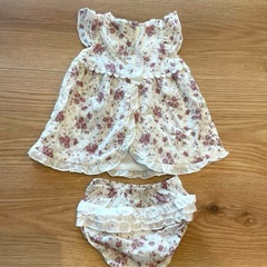 ジャンパルーと女の子洋服セットの画像