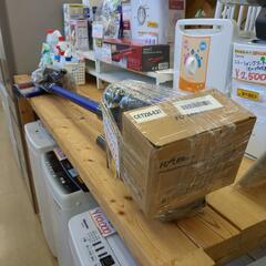 Dyson V8 absolute サイクロンクリーナー 電池は互換性の物です。動作確認済み【こちらは店舗です。浜村鹿野温泉ICから3分 買取本舗 宮本リサイクル 営業時間9～19時 定休日水曜のみ←連絡できませんm(_ _)m】の画像