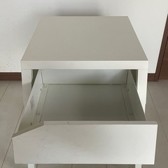 おしゃな　テーブル脇 白い棚の画像