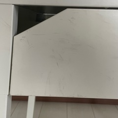おしゃな　テーブル脇 白い棚の画像
