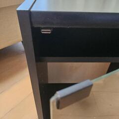 黒のガラスサイドラックの画像