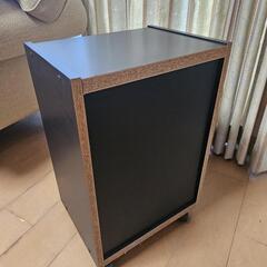 黒のガラスサイドラックの画像