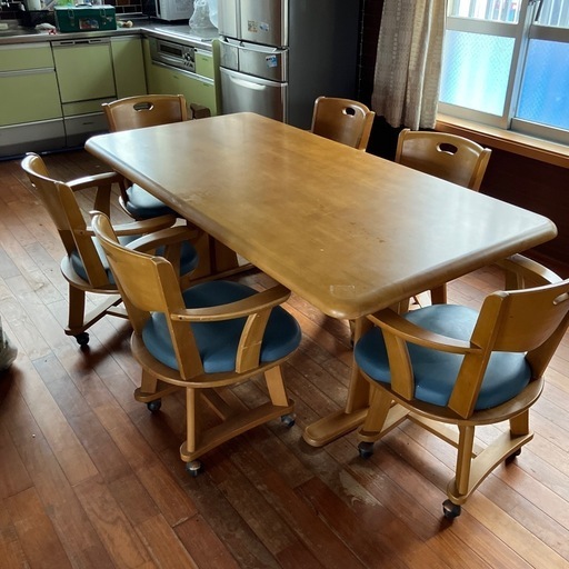 ダイニングテーブルと回るイスのセット