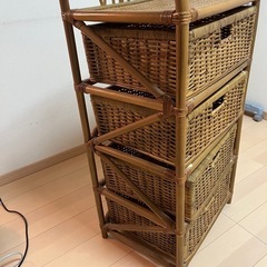 4段籐キャビネットの画像