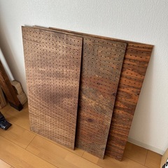 DIY廃材・塗装済み木材（2x4、1x4、有孔ボード）の画像