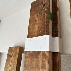 DIY廃材・塗装済み木材（2x4、1x4、有孔ボード）の画像