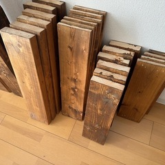 DIY廃材・塗装済み木材（2x4、1x4、有孔ボード）の画像