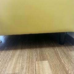 ソファ　椅子　
2人がけ　黄色 クッション2個の画像