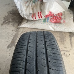 中古タイヤ一本の画像