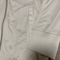 ユニクロUVカットパーカー。メンズMグレーの画像