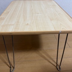 折りたたみテーブルの画像
