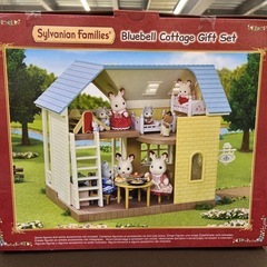 【ジャングルジャングル岸和田和泉インター店】シルバニアファミリー ブルーベルコテージギフトセット 未使用品 女の子 海外版 玩具 おもちゃ ホビー 人形 和泉市 堺市 岸和田市 泉大津市 高石市 泉北郡熊取町の画像