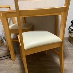 2人用ダイニングテーブルと椅子の画像