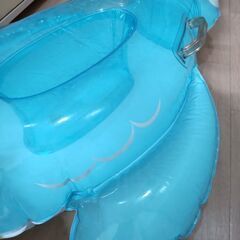 ハンドル付きペンギン浮き輪の画像