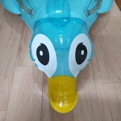 ハンドル付きペンギン浮き輪の画像