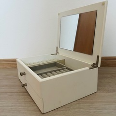 ニトリ　鏡付きのアクセサリーケースの画像