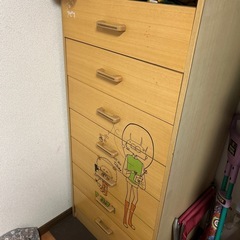 引き出し付き戸棚の画像
