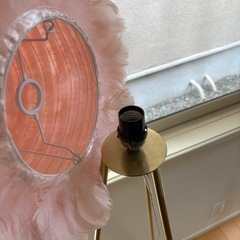 フェザーフロアランプ、ピンクのフェザーシェード付き三脚フロアランプの画像