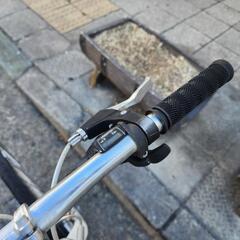 『ＳＡＬＥ　３０％』　クロスバイク　７００ｘ２８ｃ　6変速　フレーム　アルミ　白　配達可能の画像