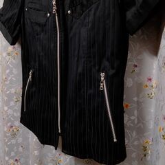 新品近い【Ｔ.Ｓ.Ｕ 】ジップアップ トップス　サイズM　ショート丈　ブラックの画像