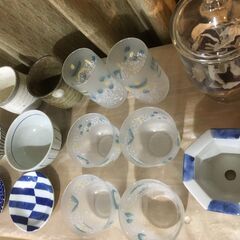 🩷 特別待遇０円無料　お金ないAge２５以下　新婚さん　青系シリーズ　陶器飯茶碗２個　陶器豆皿２個　茶碗より小さい似た色の陶器植木鉢１個　水色系水飲みグラス長いのと丸いのと２種類数個  　茶色と白の湯呑み２個の画像