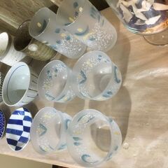 🩷 特別待遇０円無料　お金ないAge２５以下　新婚さん　青系シリーズ　陶器飯茶碗２個　陶器豆皿２個　茶碗より小さい似た色の陶器植木鉢１個　水色系水飲みグラス長いのと丸いのと２種類数個  　茶色と白の湯呑み２個の画像