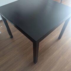 IKEAの伸縮式テーブル（90×90～170×90）の画像
