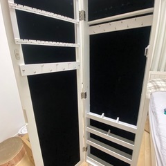 アクセサリー収納付き鏡の画像