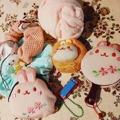 袋入🎁お土産にも😊保存状態◎タバコなし💖京都×新品😍合計定価3,000円以上→1,500円🌸京都の可愛いちりめんお土産セット🌸  ✨うさぎさんと桜モチーフがいっぱい！癒されたい女の子に…🐇💗🧡すべて京都の観光地で購入した新品未使用品です🧡 桜の柄やちりめんの質感がとても上品で、眺めるだけでも気分が上がること間違いなし！ 「かわいいものに囲まれていたい」「ほっこりした癒しが欲しい」そんな方にぴったりの内容です✨の画像