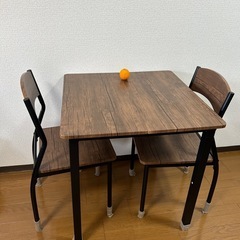 【格安】　ダイニングテーブルセット（椅子2脚付き）の画像