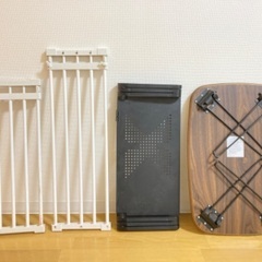 折りたたみテーブル+突っ張り棚2つ+高さ調節可能プラスチック台の画像