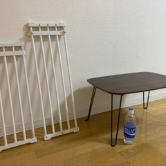 折りたたみテーブル+突っ張り棚2つ+高さ調節可能プラスチック台の画像