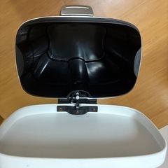 ゴミ箱　ペダル式の画像