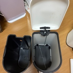 ゴミ箱　ペダル式の画像