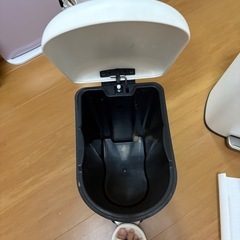 ゴミ箱　ペダル式の画像